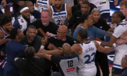 易游体育网页版-快船、森林狼球员为争夺篮球发生冲突,伦纳德:看,打架了