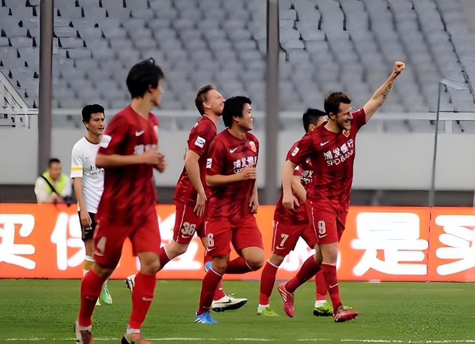 易游体育app-上港队亚冠小组赛依然有希望,中锋强援发挥成关键,值得球迷期待