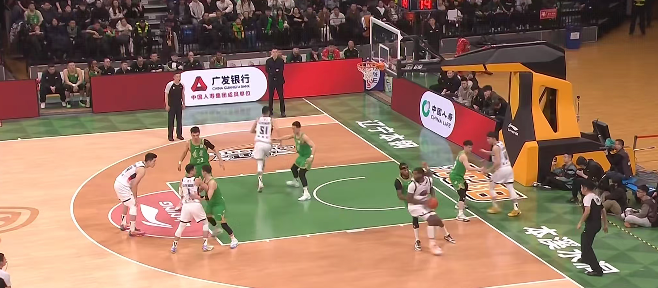 易游体育网页版-故地重游不留情!高诗岩末节12分,高速男篮84:79击败辽宁